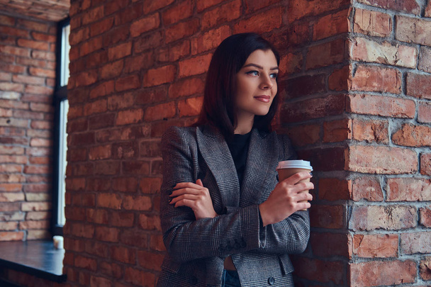 Portrait d'une femme d'affaires de beauté tient tasse d'un café du matin
 - Photo, image