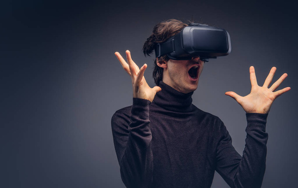 Retrato de estudio de un hombre que usa un dispositivo de realidad virtual
 - Foto, imagen