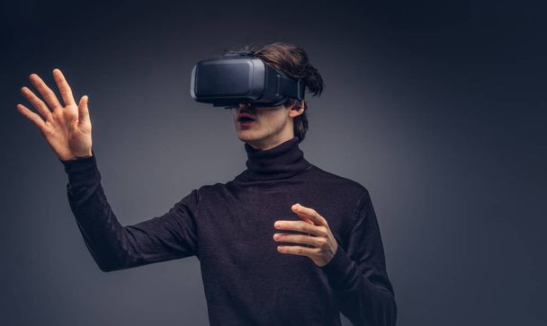 Студійний портрет чоловіка в пристрої віртуальної реальності
 - Фото, зображення