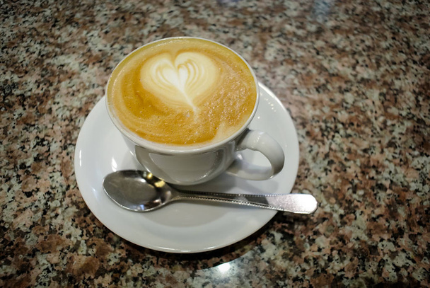 Bonita taza de café con leche caliente
 - Foto, imagen