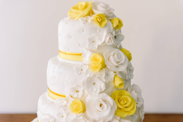 Pastel de boda con flores amarillas, pastel de boda
 - Foto, imagen