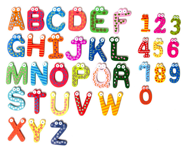 Kid dřevěné barevné dopisy izolovaných na bílém pozadí. - Fotografie, Obrázek