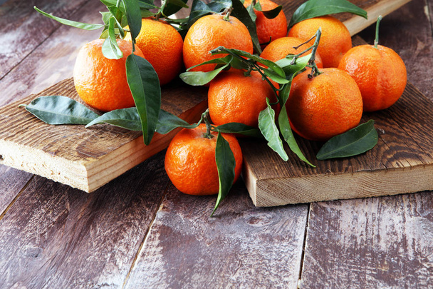 mandarini freschi maturi, primo piano alimentare su fondo di legno
 - Foto, immagini