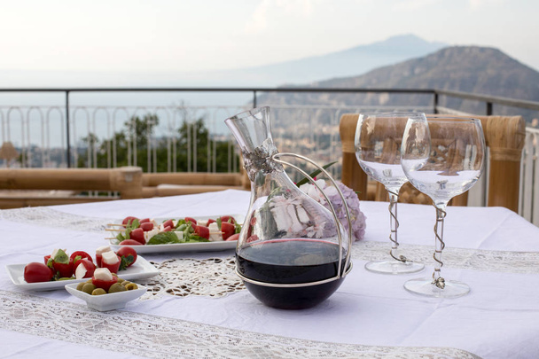 Preparado para mesa de jantar no terraço com vista para a Baía de Nápoles e Vesúvio. Sorrento. Itália
 - Foto, Imagem