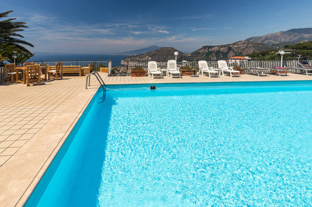 Piscina na Costa Amalfitana com vista para o Golfo de Nápoles e Vesúvio. Sorrento. Itália
 - Foto, Imagem