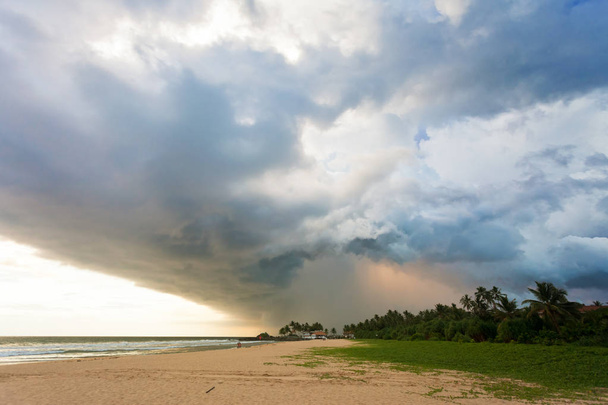 Ahungalla Beach, Sri Lanka - Vaikuttavat pilvet ja valo aikana
  - Valokuva, kuva