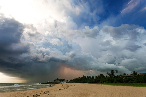 Ahungalla Beach, Sri Lanka - Impressive thunderstorm during suns - Foto, Imagen