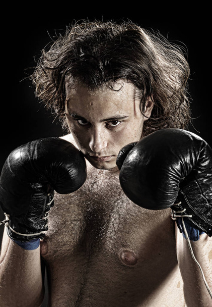 joven boxeador furioso
 - Foto, imagen