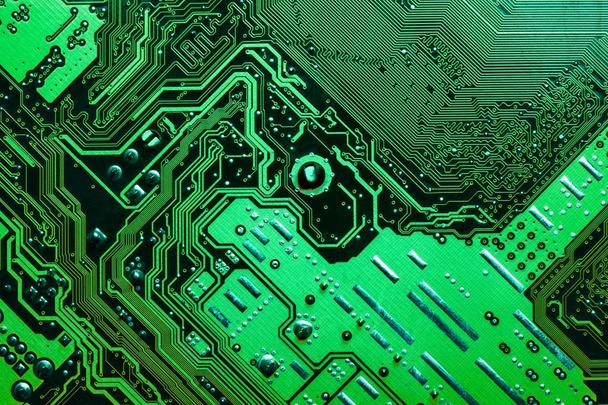 Primer plano de una placa de circuito impreso de ordenador verde - Foto, imagen