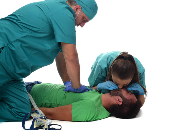 medisch team reanimatie te geven aan de patiënt. geïsoleerd op witte achtergrond - Foto, afbeelding