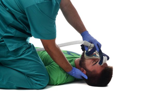Лікар дає CPR пацієнту. ізольовані на білому фоні
 - Фото, зображення