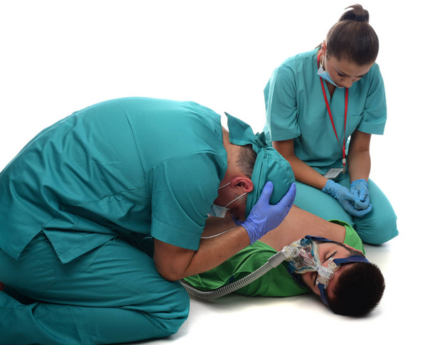 medisch team reanimatie te geven aan de patiënt. geïsoleerd op witte achtergrond - Foto, afbeelding