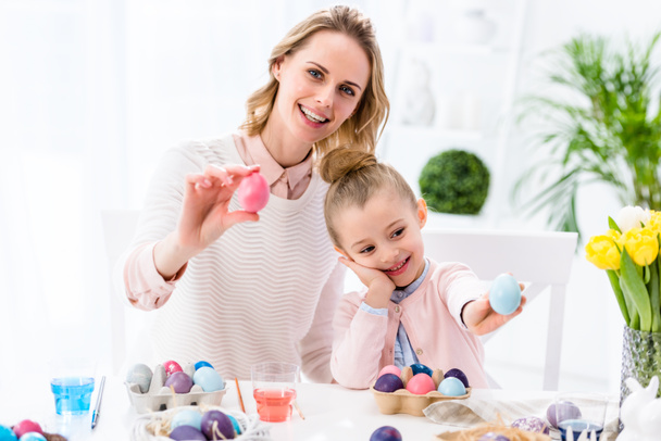 Mère et fille montrant des œufs de Pâques colorés
 - Photo, image