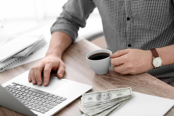 Businessman with laptop working in office - Foto, Bild