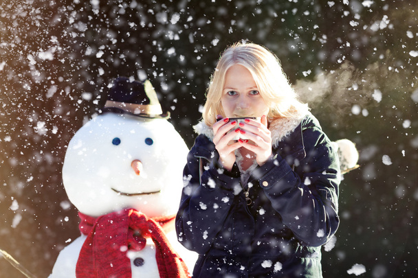 Té de invierno con un muñeco de nieve
 - Foto, Imagen