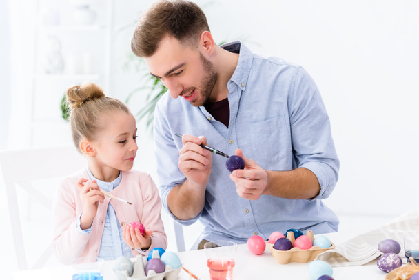 Lapsen ja isän väritys munat pääsiäisenä
 - Valokuva, kuva