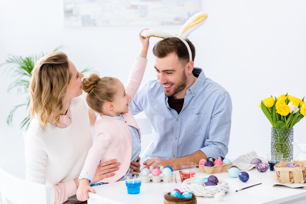 Gyermek és a szülő játszó nyuszi füle tábla a húsvéti tojás - Fotó, kép