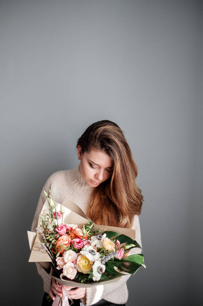 Happy woman with a bouquet of flowers - Zdjęcie, obraz