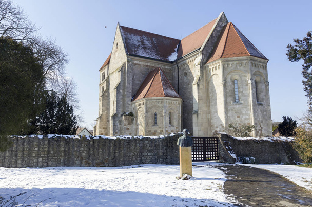 Iglesia del monasterio románico de Ocsa
 - Foto, imagen