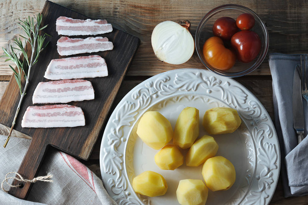 bacon with potatoes and pickled tomatoes  - Foto, Imagen