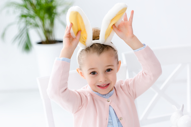 Aranyos gyermek lány játszik nyuszi füle - Fotó, kép