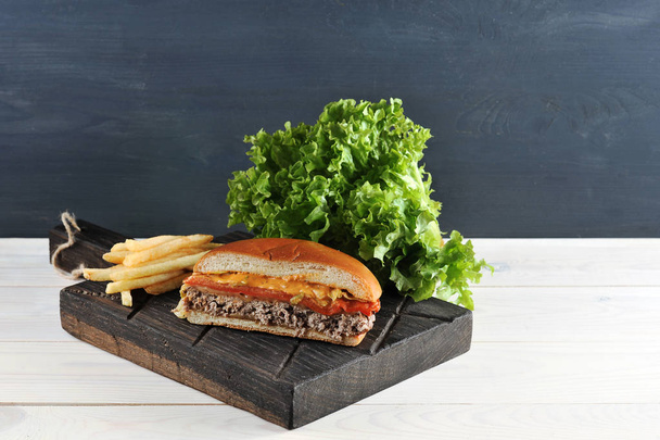 hamburger fast food made at home on wooden Board - Foto, Bild