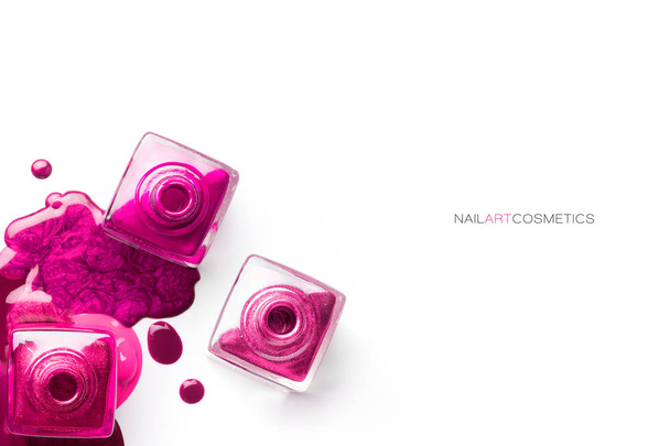 Concepto de arte de uñas. Diferentes tonos de esmalte de uñas rosa metálico
 - Foto, imagen