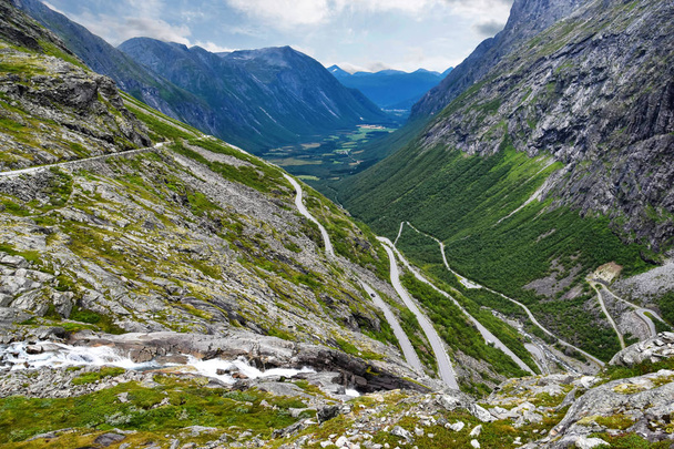 narrow Trollstigen serpentine mountain road - Zdjęcie, obraz