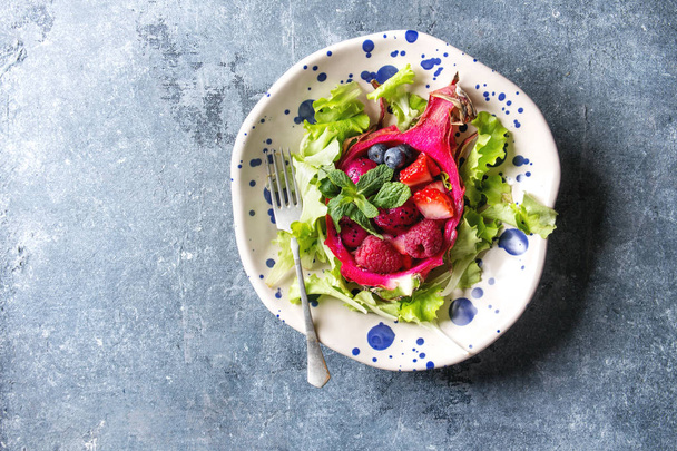 Salad in dragon fruit - Valokuva, kuva