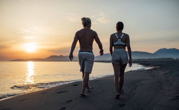 Couple Walking on Beach Together - Φωτογραφία, εικόνα