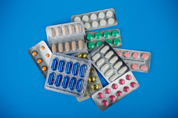terapia farmacológica, rama farmacéutica, grupo de diferentes píldoras de colores en blisters
 - Foto, imagen