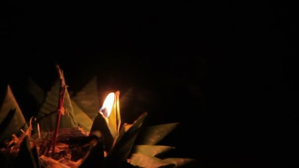 Místní obyvatelé a turisté slaví svátek matek. Lidé spustil do vody věnce se svíčkami a pustit do nebe čínské Lampiony. Phuket, Thajsko. - Záběry, video