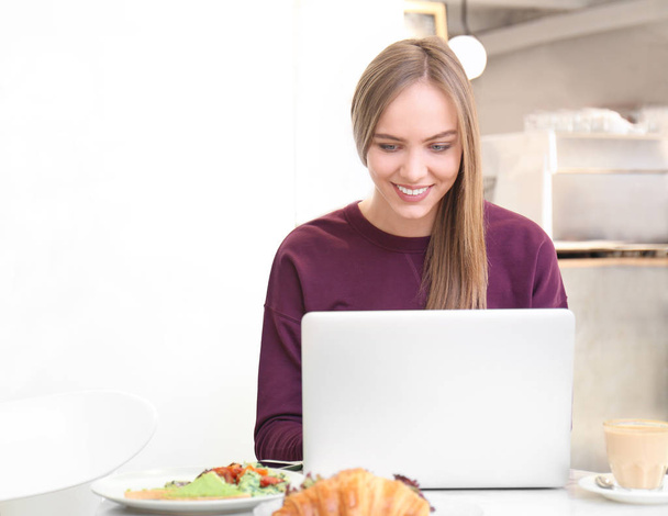 fiatal nő használ laptop kávézóban - Fotó, kép