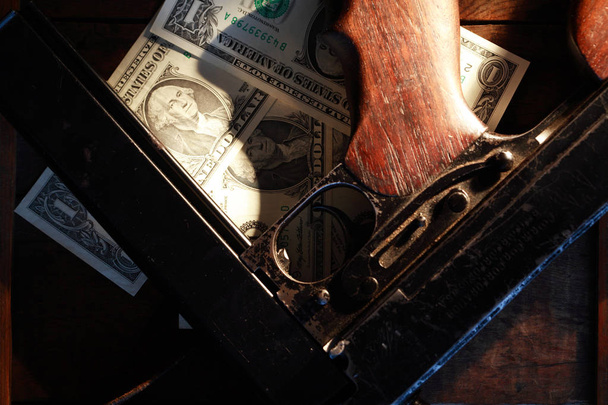 Pistolet maszynowy i pieniądze - Zdjęcie, obraz