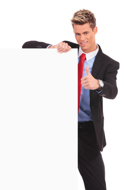 Homem de negócios com placa em branco fazendo ok
 - Foto, Imagem