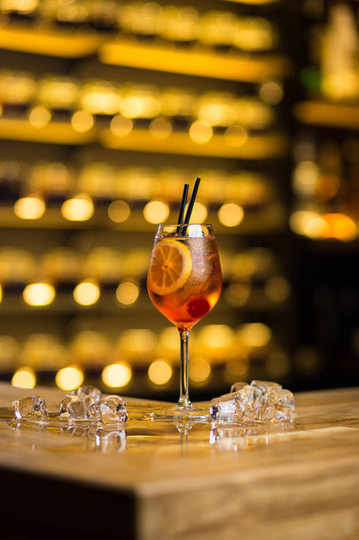 old fashioned cocktail standing on the bar - Φωτογραφία, εικόνα
