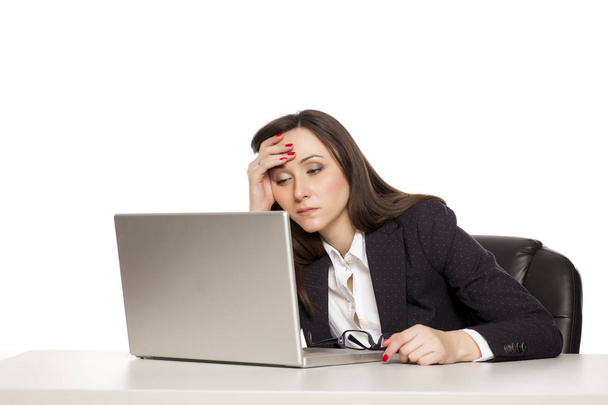 junge müde Geschäftsfrau arbeitet an ihrem Laptop - Foto, Bild
