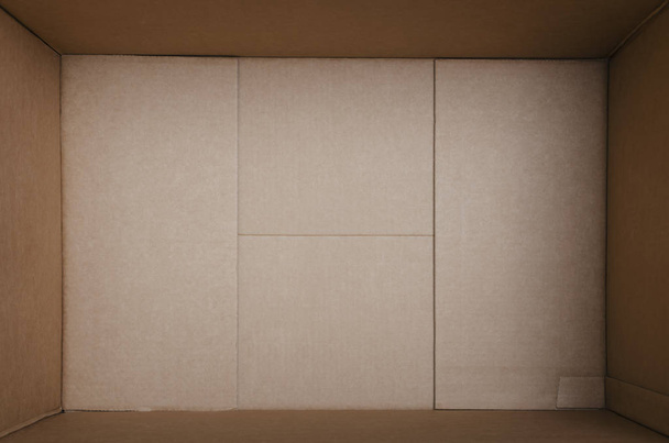 Порожня картонна коробка крупним планом
 - Фото, зображення