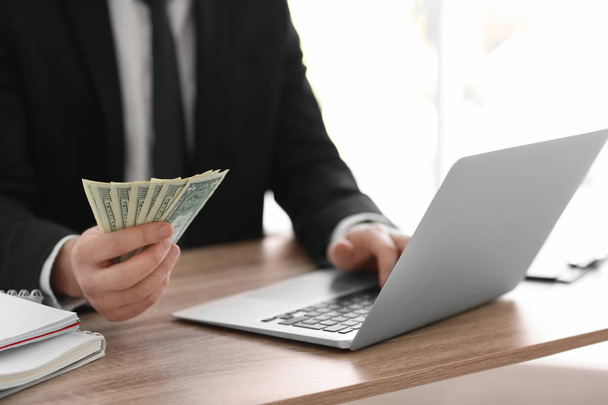Фінансовий трейдер з ноутбуком і гроші, працюючи в офісі. Forex концепції - Фото, зображення