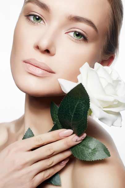 Девушка с обнаженным макияжем с цветком розы
 - Фото, изображение