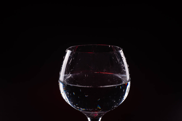Red wine glass with drops - Foto, Imagen