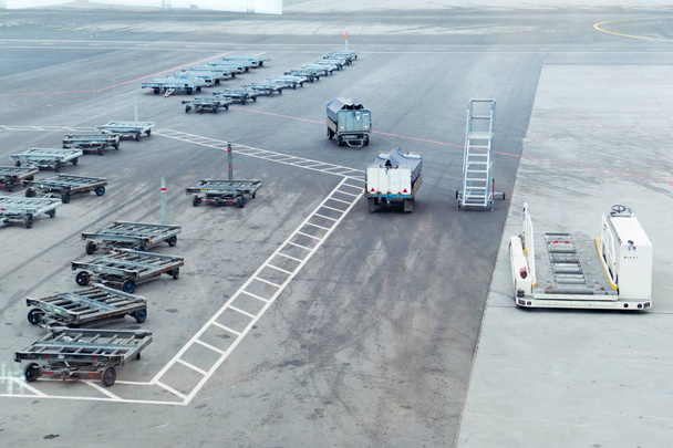 Lotnisko pusty wózek na bagaż na asfalcie - Zdjęcie, obraz
