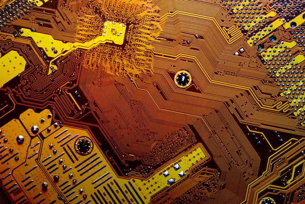 Primo piano di un circuito stampato giallo dorato
 - Foto, immagini