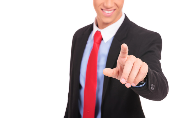 Uomo d'affari in giacca e cravatta premendo un pulsante
 - Foto, immagini