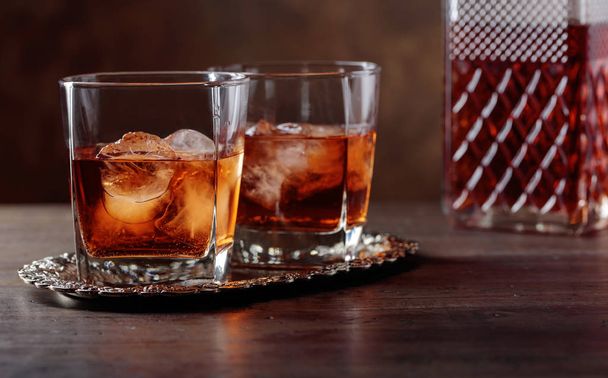 Bicchiere di whisky scozzese e ghiaccio naturale
 . - Foto, immagini