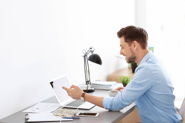 Businessman with laptop working in office - Zdjęcie, obraz