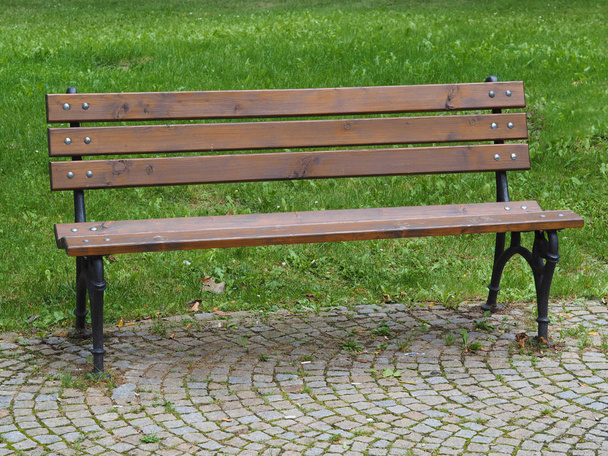 пустая деревянная скамейка в парке - трава и тротуар backgro
 - Фото, изображение