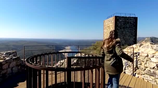 Turista a a vár monfrague, Extremadura, Spanyolország. - Felvétel, videó