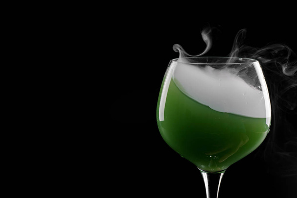 Wine glass with smoke inside and out - Fotoğraf, Görsel