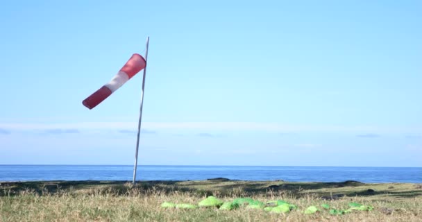 воздушный рукав движущийся в ветре с индикатором конуса голубого неба Вращение в движении
 - Кадры, видео